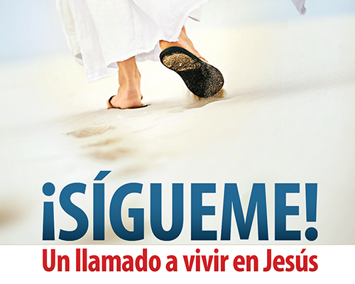Book cover for Sígueme, un llamado a vivir en Jesús. Jesus walking on the sand in sandals and a white robe, showing only his bottom half.