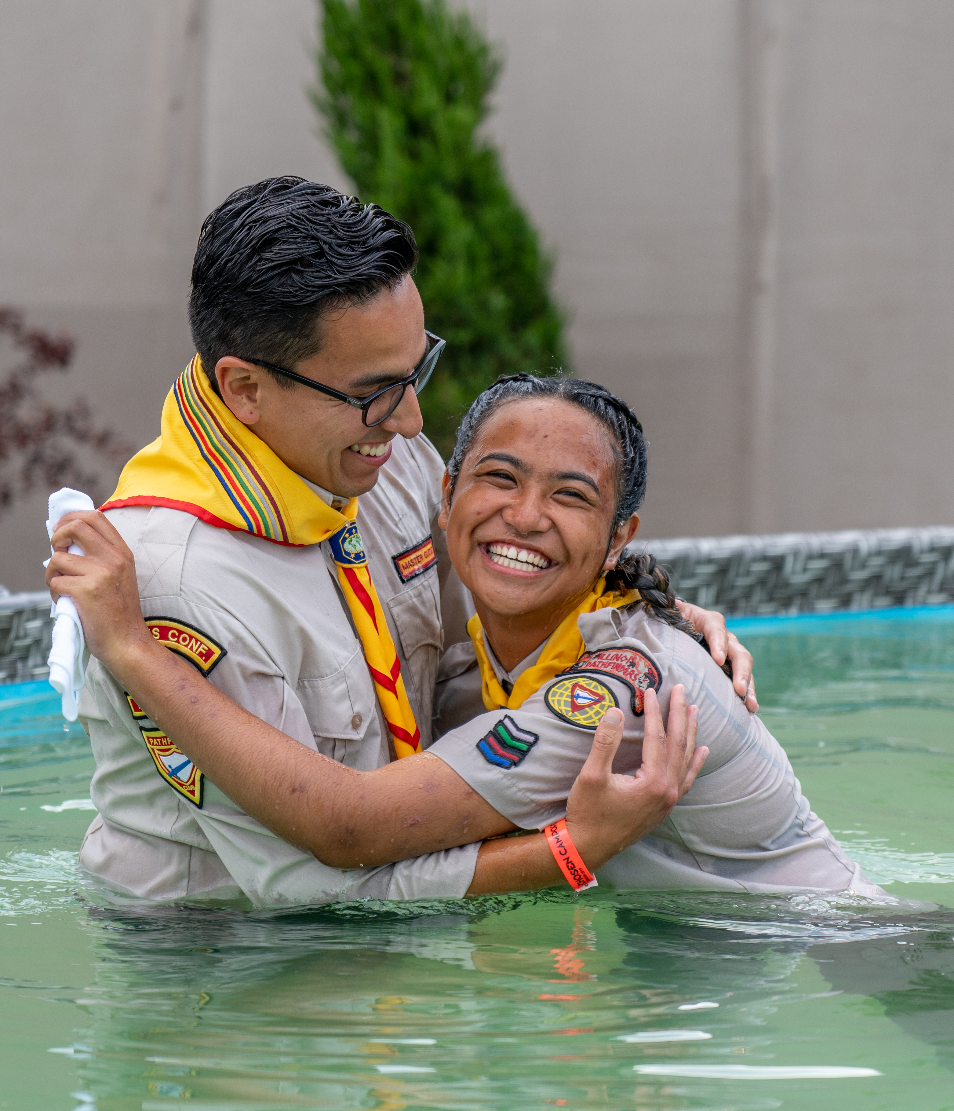 Pastor Michael Campos baptizes Kryslyn Maldonado, a Pathfinder from the Hinsdale Fil-Am Seventh-day Adventist Church (Ill.) during the 2019 Oshkosh camporee where a record-breaking total of 1,311 were baptized. Photo by Dan Weber