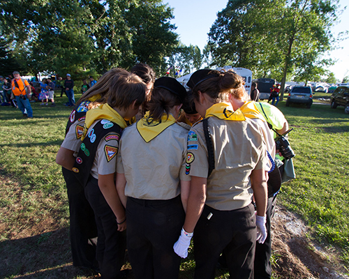 2014 Oshkosh Pathfinders praying