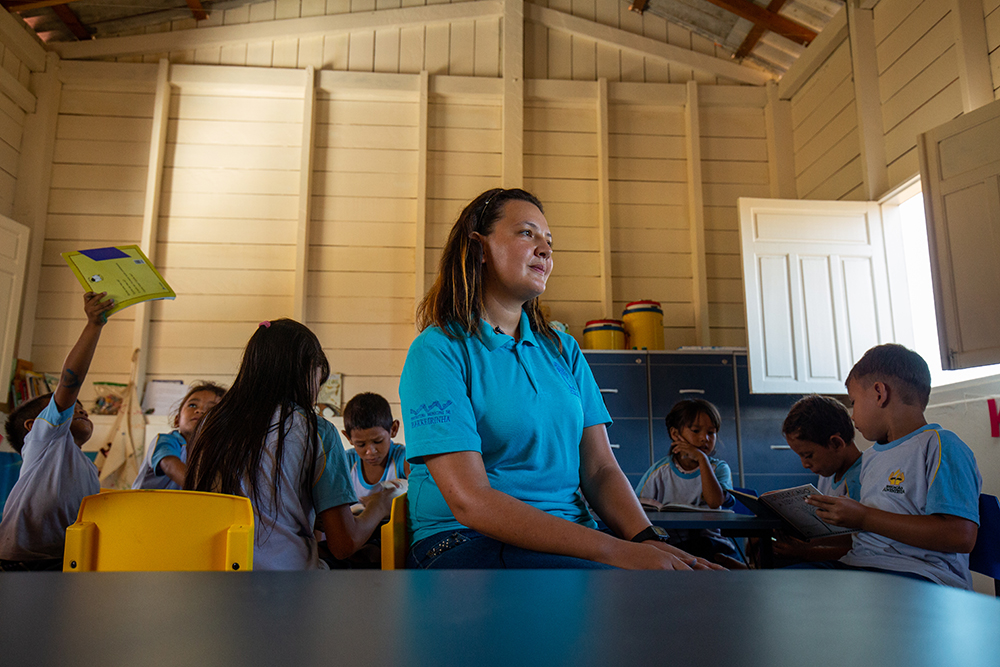 Gabriela Rodrigues dos Santos reflects on the significance of the new school as her students enjoy their new books. 