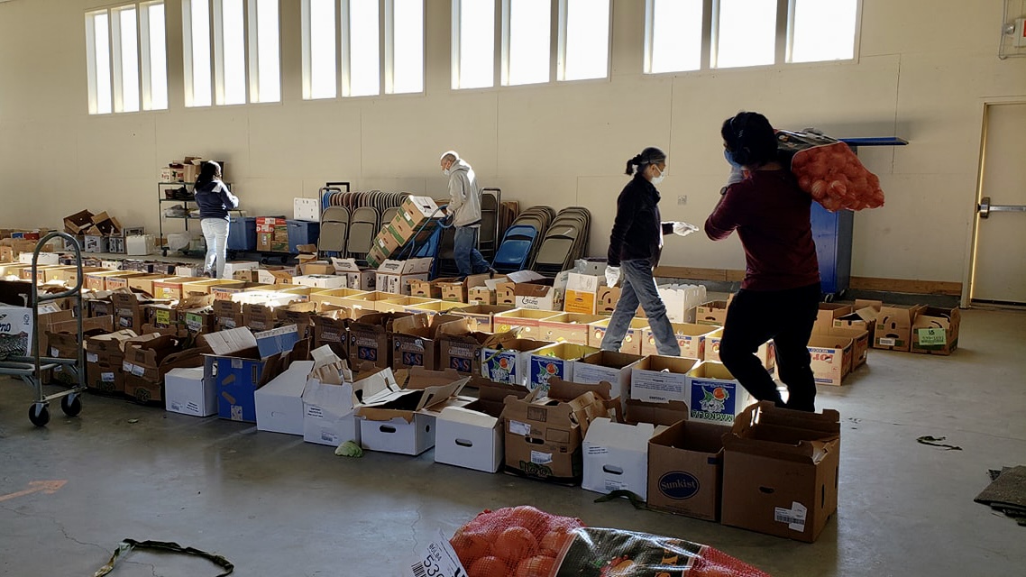 Staff of La Vida Mission sort and box produce ahead of providing relief distribution in Farmington, New Mexico. Photo courtesy of La Vida Mission.