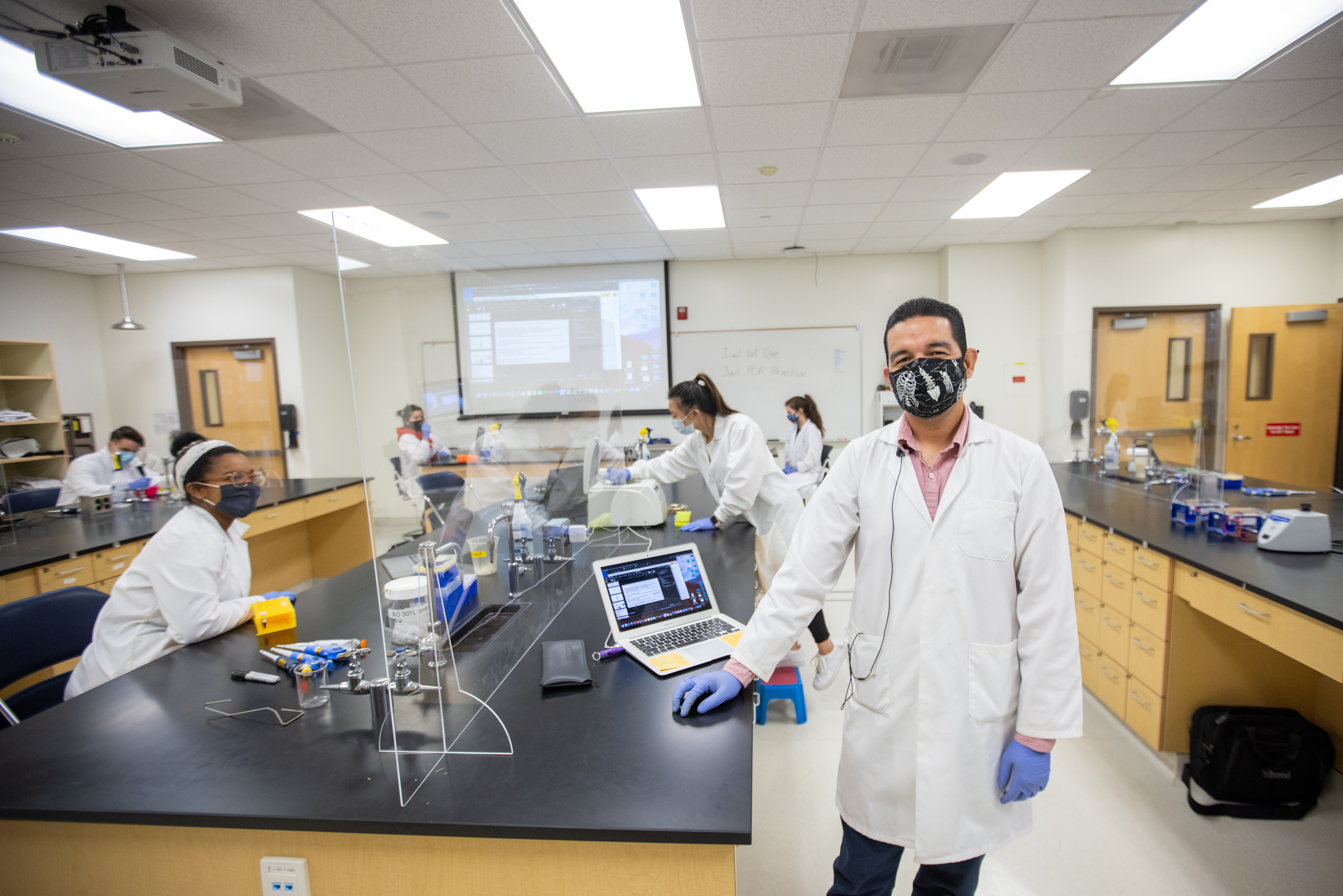 Associate Biology Professor Arturo Diaz teaches SEA-GENES on campus in a physically-distanced class. Left to right William Van Iderstein, Vivianna Williams, Elizabeth Chau, Madyllyne Vaca, Melissa Acevedo, and Dr. Arturo Diaz. (Photo: Natan Vigna)