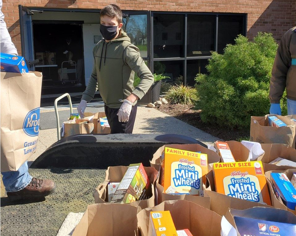 Volunteer organizes food at the Jackson Community Services Center in Jackson, Michigan. Photo: Madlyn Hamblin/Lake Union Conference