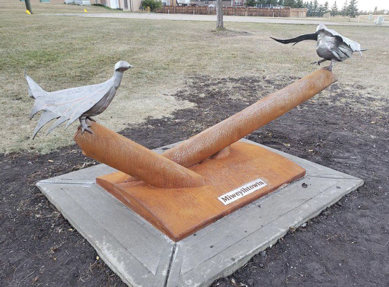 Miweyihtowin sculpture photo by Todd Vaughan, City of Lacombe