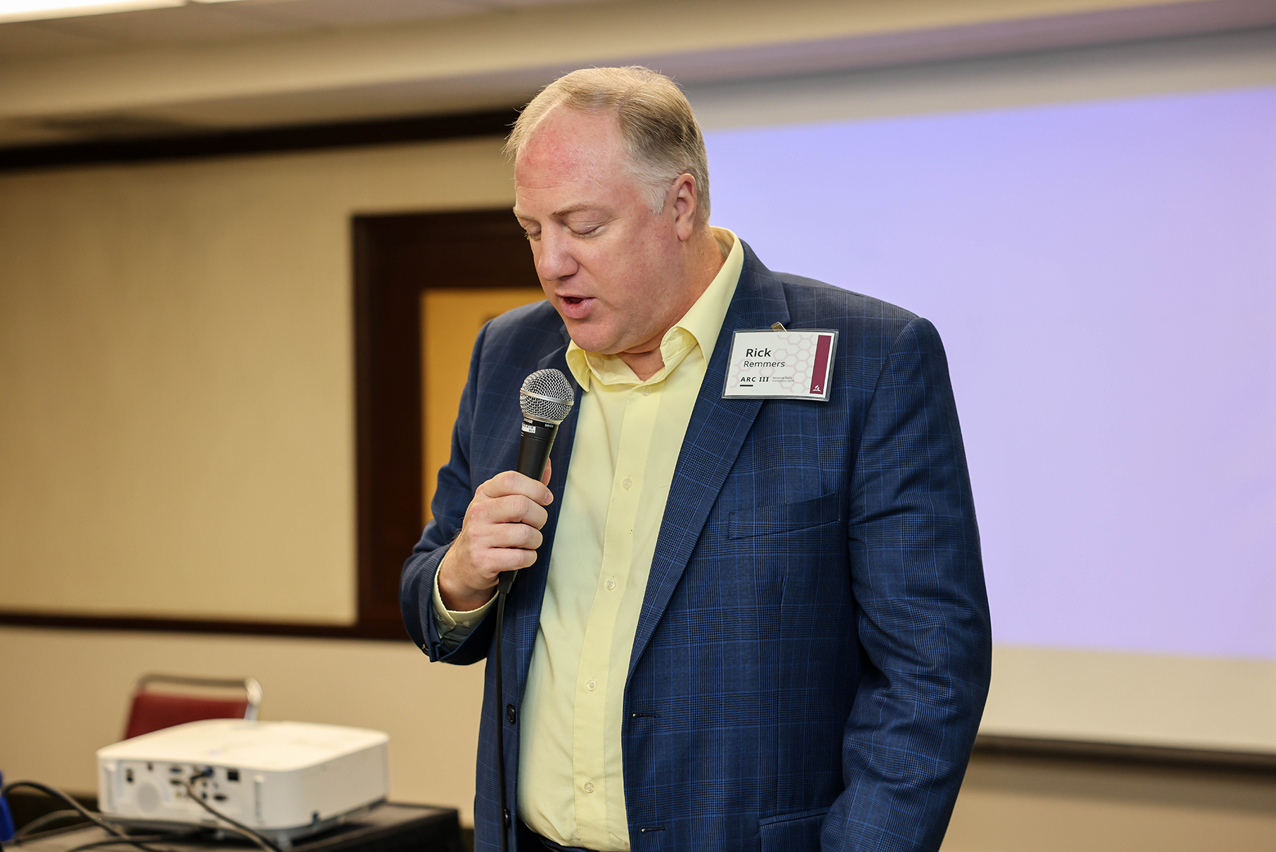 Rick Remmers, NAD assistant to the president, praying for ministry leaders at the end of his seminar, "Taking Your Leadership to the Next Level,” during the NAD's Adventist Ministries Convention