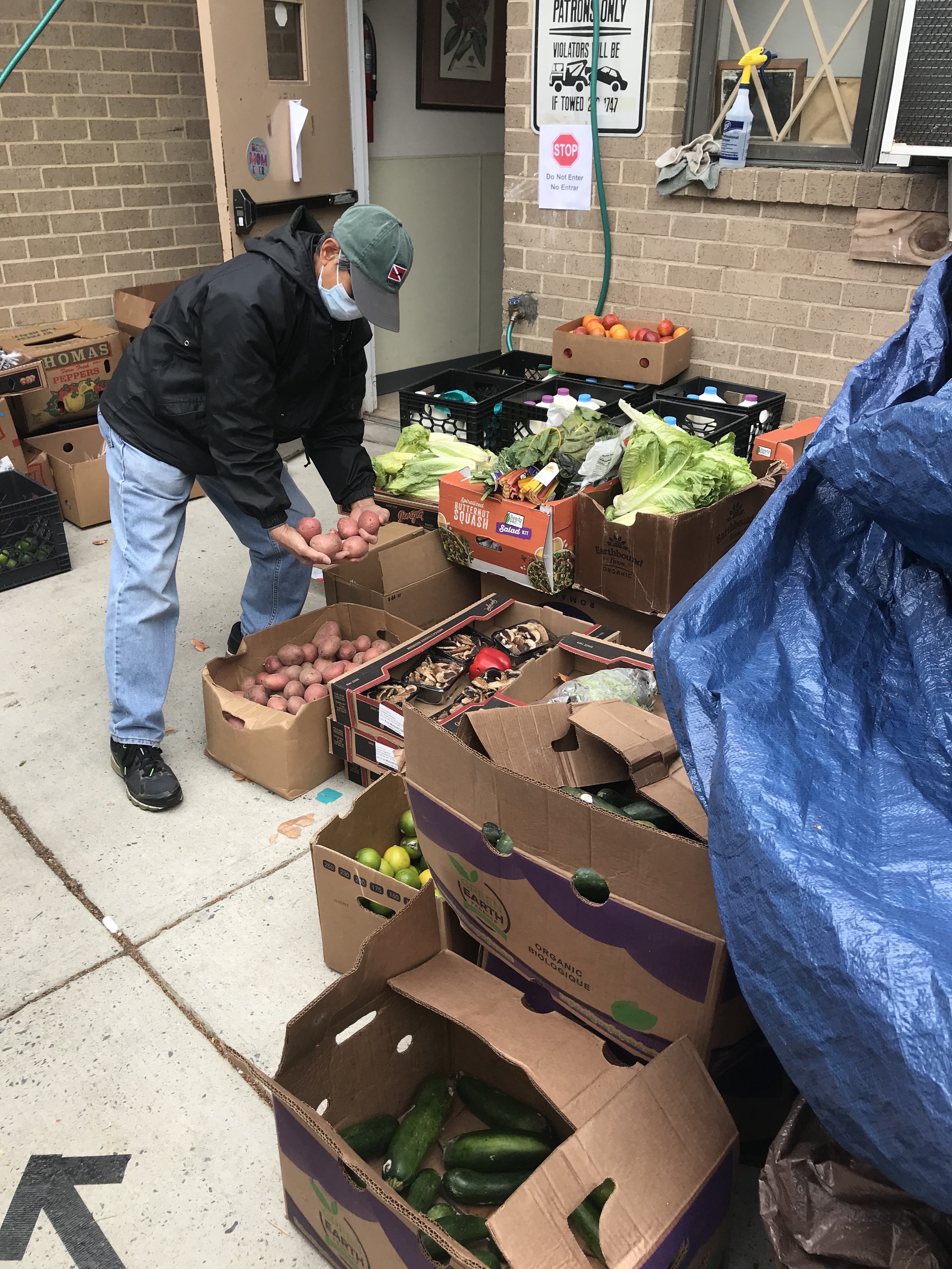 A volunteer of Adventist Community Services Greater Washington sorts fresh produce.