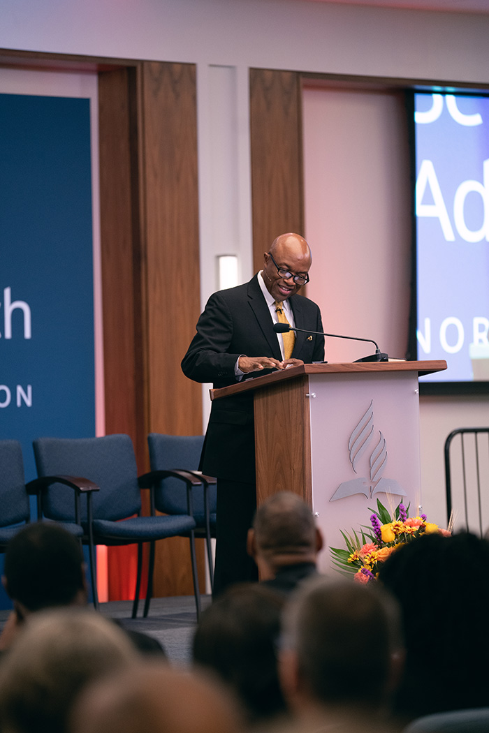 NAD president G. Alexander Bryant, engages the executive committee, invitees, and spouses to the North American Division Year-End Meeting on Oct. 29, 2022. Photo by Pieter Damsteegt