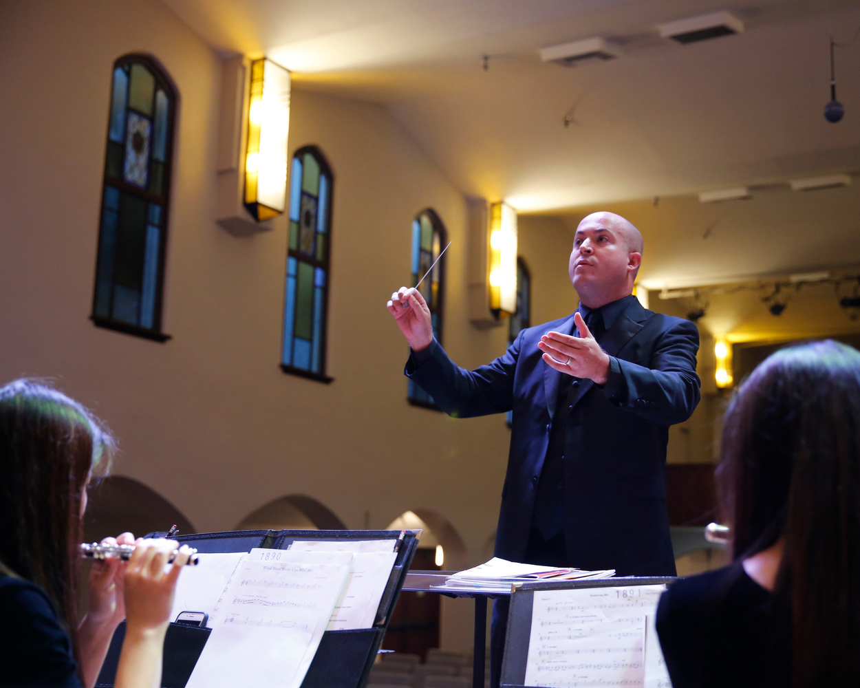 Giovanni Santos conducts La Sierra University's Wind Ensemble.