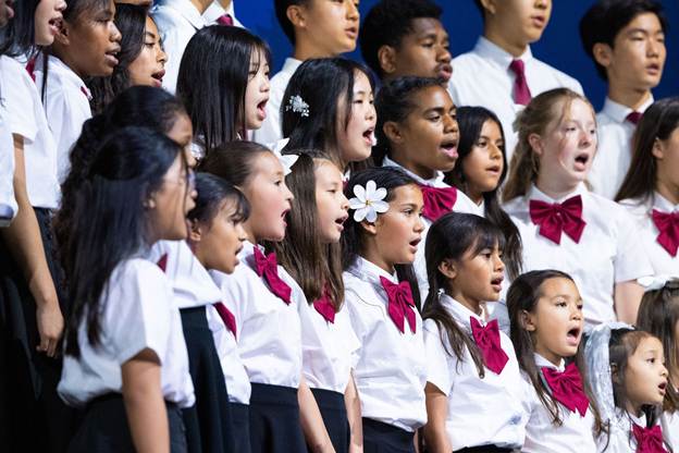 A group of children singing
AI-generated content may be incorrect.