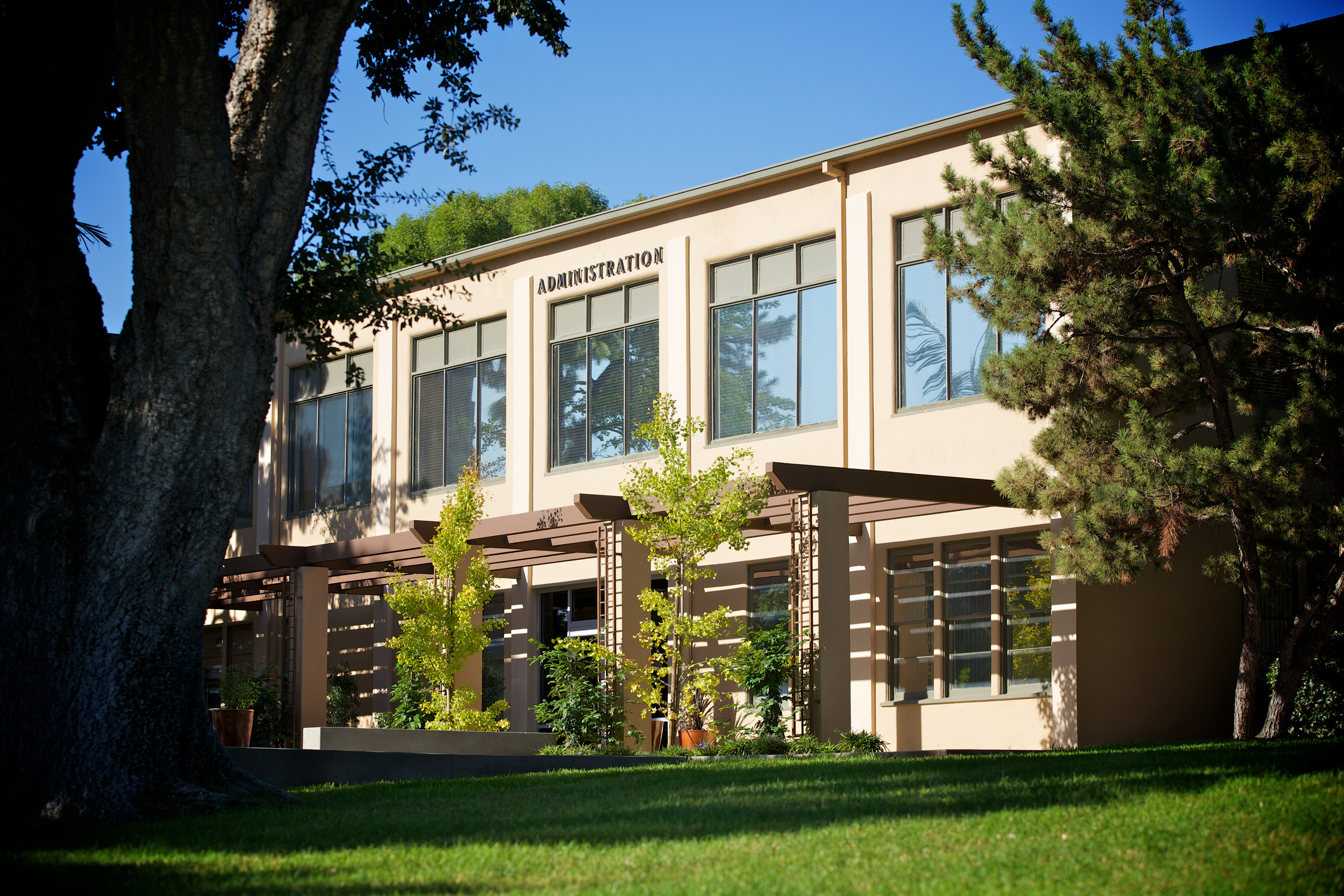 An image of the Larry T. Geraty Administration Building at La Sierra University. (Photo: Natan Vigna)