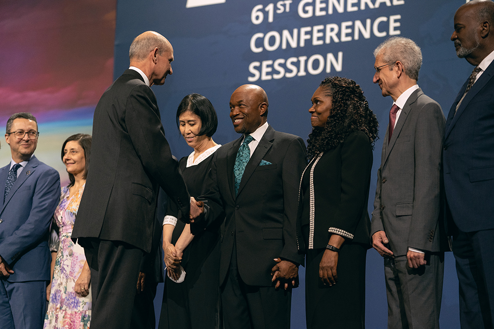 mid res Wilson shakes hand of Alex Bryant after divison president vote june 8 2022