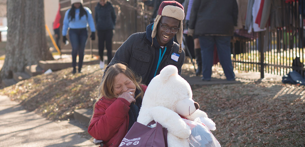 Southern Adventist University student helps woman in wheel chair